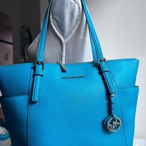 MICHAELMichael Kors Jet Set  Tote in Soft Saffiano Leather Teal. Michael Kors